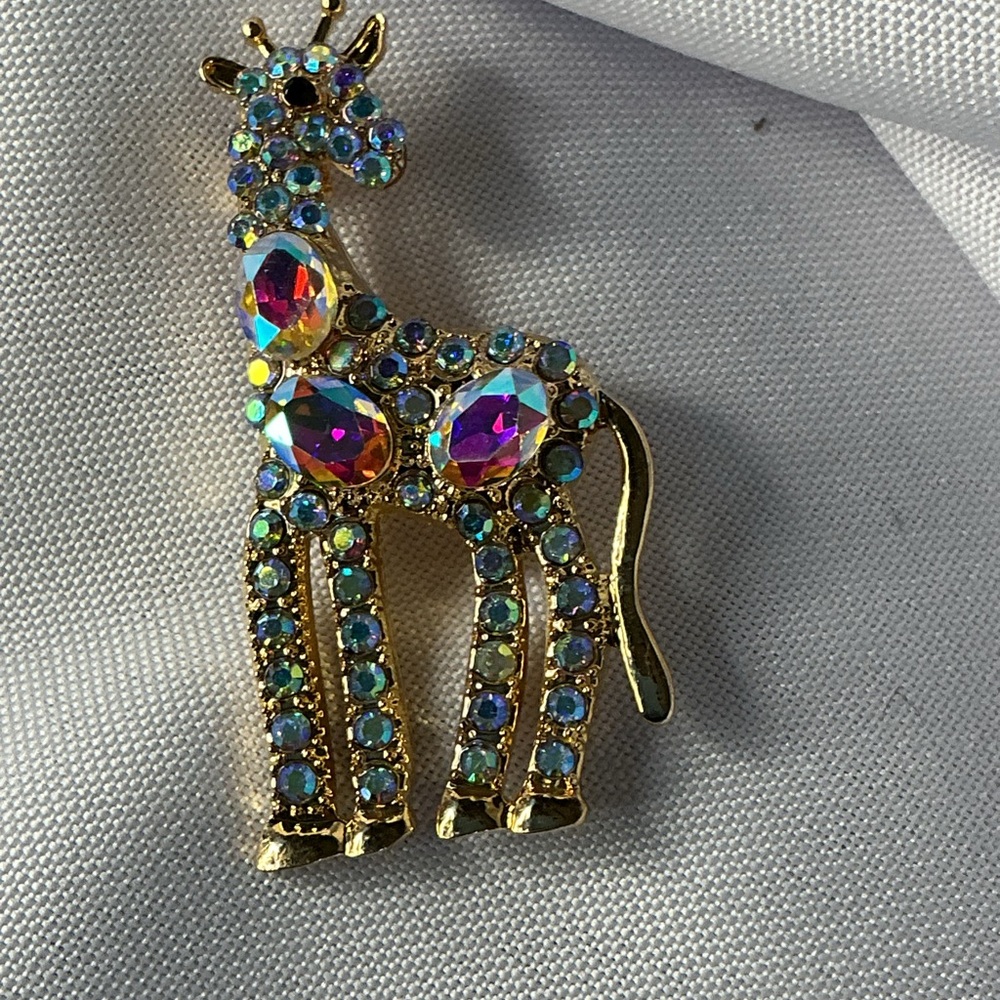 ⭐ Aurora Crystal Giraffe Brooch Gold Tone Statement Animal Pin